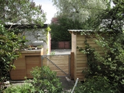 Gartenschrank mit Muellhaus und Gartentor